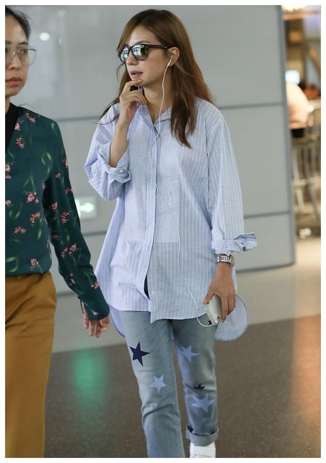 关晓彤星星牛仔裤撞衫赵薇，一双长腿完胜，网友：这次总算穿对了