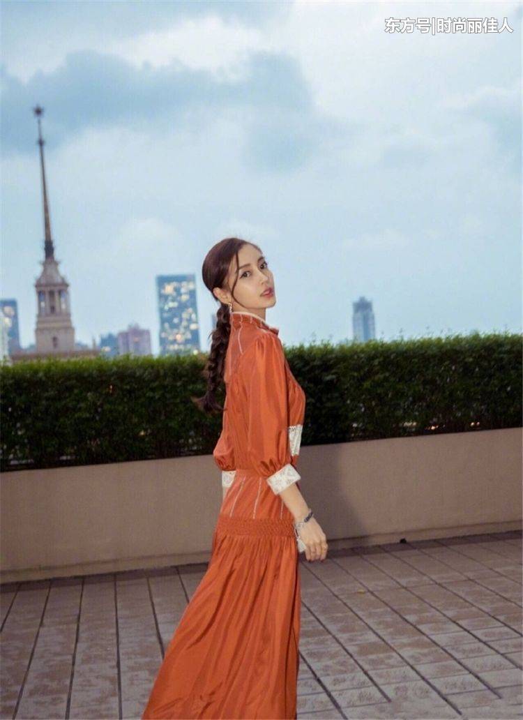 baby跟赵丽颖同穿一条裙子，没想到气质还是输给了赵丽颖