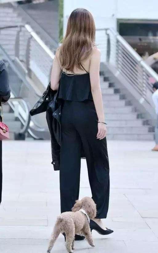 街拍：俩小姐姐穿纯黑色迷人，网友：妹子这是肚兜吗？