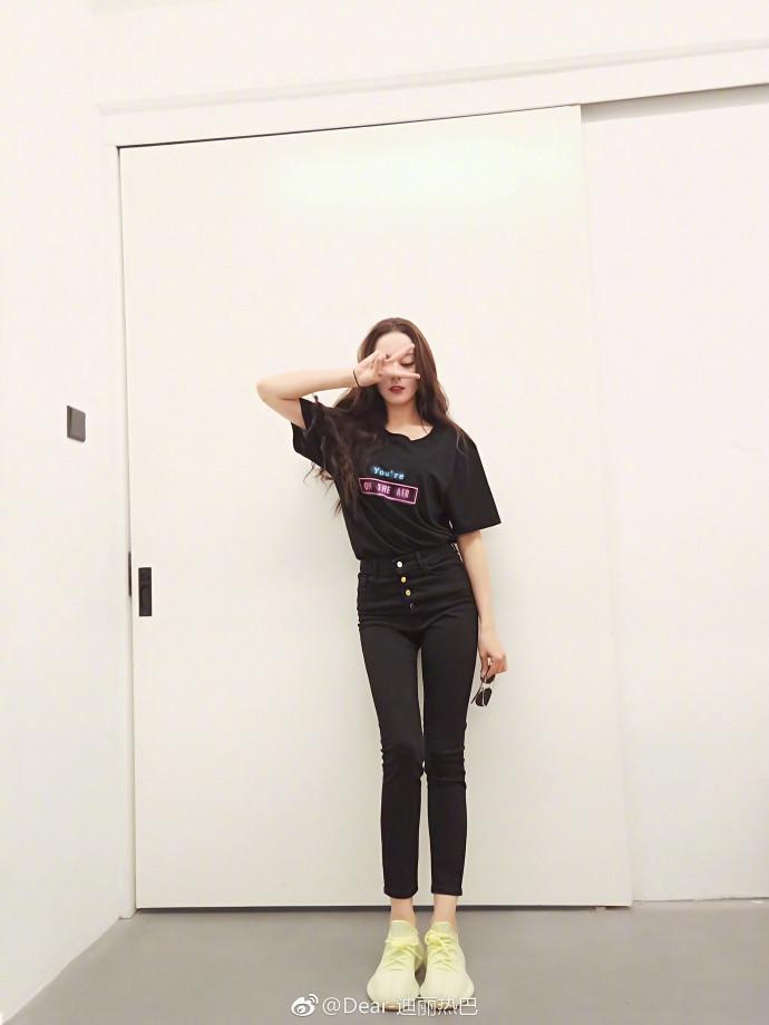 迪丽热巴摆高难度造型拍照，柔韧度惊人！