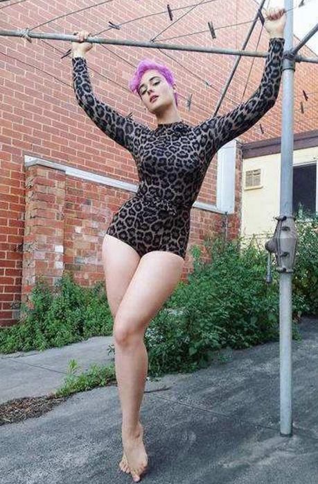 胖胖的身材，却有着一张神似梦露的脸，这个模特不简单!