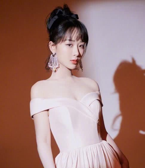  [气质]女生不要总是披发，2020年流行这3款“扎发”，时髦显脸小有气质