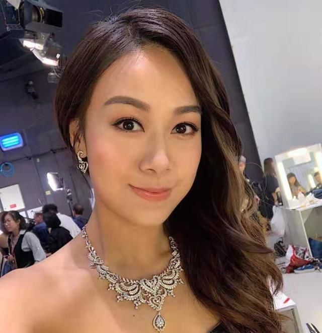 试水@黄心颖为复出试水, 笑容灿烂晒古装剧照, 女扮男装称下世做男人