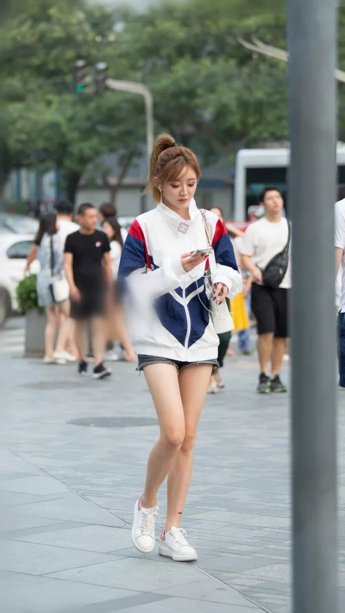 ?路人街拍，小姐姐穿露脐装小露蛮腰，腿部线条完美，十分耐看！