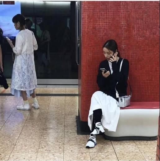 石原里美香港游这样穿?明星型人都爱的黑白配这样穿才好看:最简单