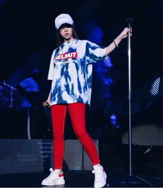 她5岁作词13岁钢琴8级，19岁办5场演唱会，笑容甜美迷人！