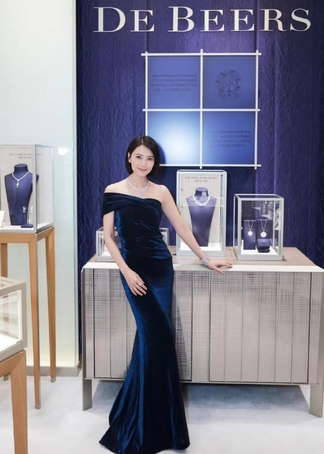 高圆圆优雅,迪丽热巴甜炸,杨幂搭配功力真的退步了?