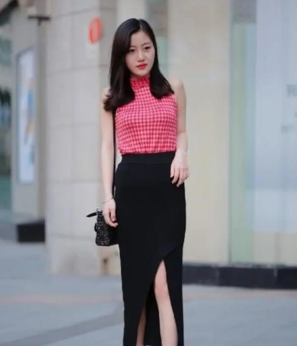 时尚■街拍:明眸善睐的美女,豹纹连衣裙外搭外套,时尚又大气