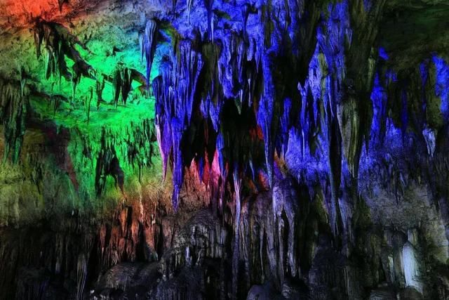 藏在火炉重庆的凉都秘境,坐拥8大清凉耍处,气温不超25℃!