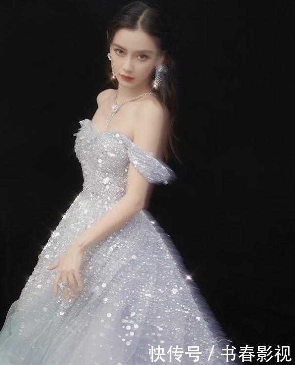 杨颖■当两人同穿亮片长裙时,一个美如仙一个嫩如花,京有杨幂港有杨颖