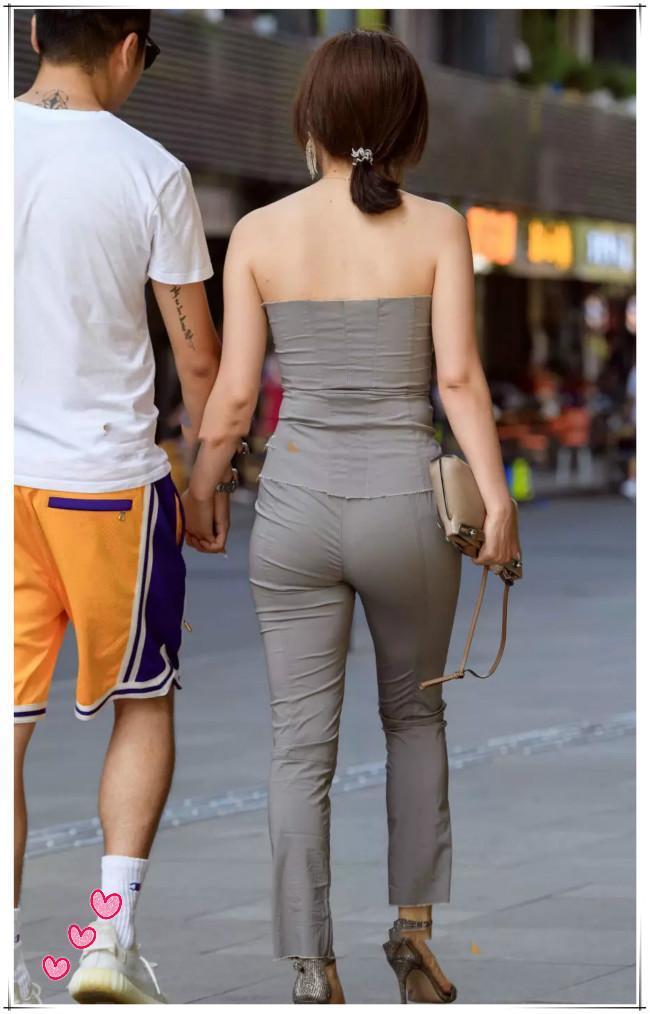 街拍:妹子为什么把紧身裤穿出褶皱,可能只有你旁边的帅哥知道