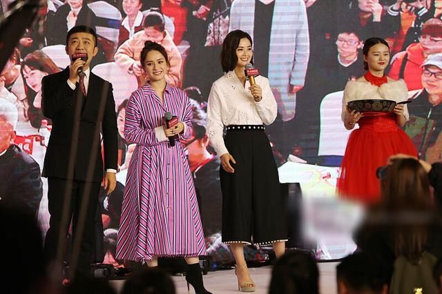 阿sa阿娇机场同框：一个像女王一个像助手，网友：都是衣品惹的祸