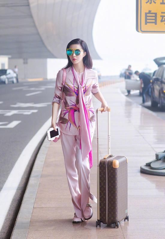 性感又撩人的睡衣风 怎么穿不被秒成渣