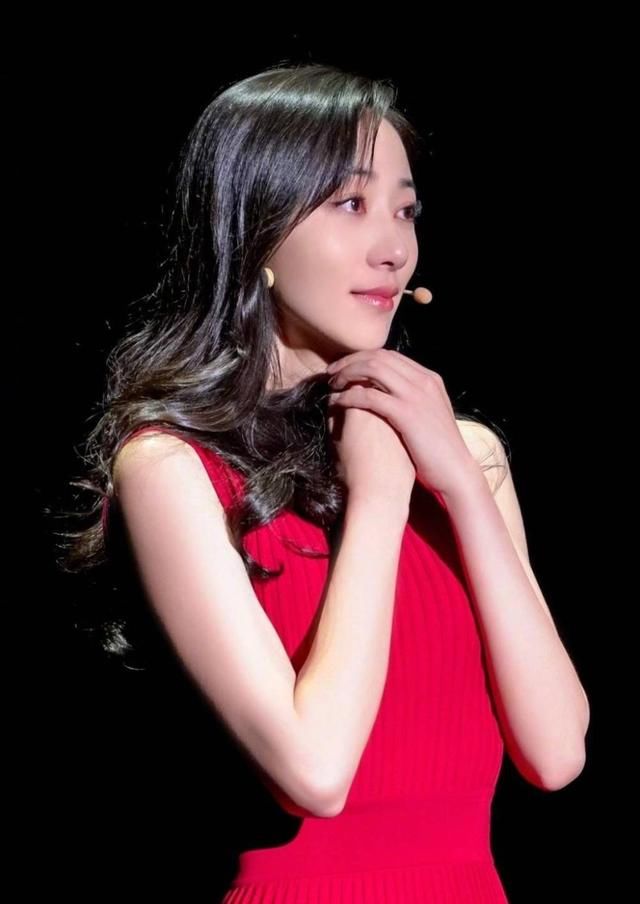 大热天韩雪开工录制节目，网友讨论的重点却放在眉毛和裙子上！