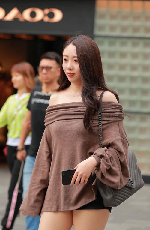 微胖熟女，小短裤紧绷丰满大腿，宽松上衣遮不住那傲人的上围