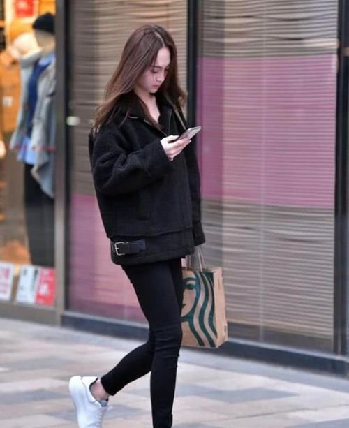  [小姐姐]养眼女神街拍：皮肤白皙的小姐姐，一条蓝色的连衣裙，时尚优雅女人味