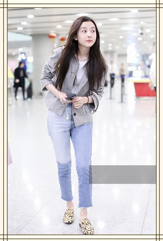 当欧阳娜娜与宋祖儿同穿一条牛仔裤，才知道真正少女腿长啥样！