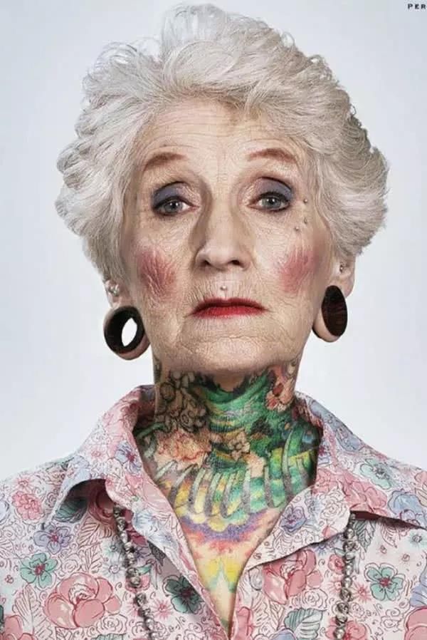 揭秘:人老了之后纹身会变成什么样子!