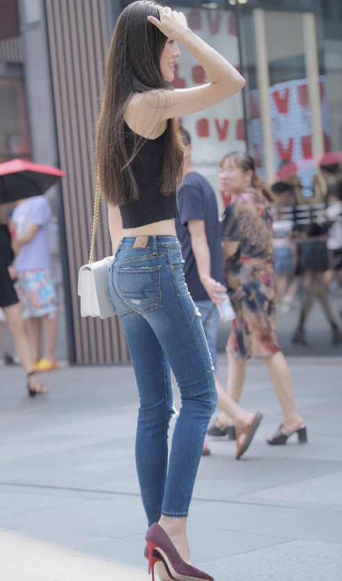  『姑娘』笑容温暖的姑娘, 脚下的紫色高跟鞋很漂亮
