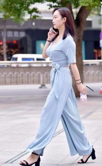 街拍：十分清纯的美女，身穿一袭淡蓝色裙裤，让人移不开眼睛