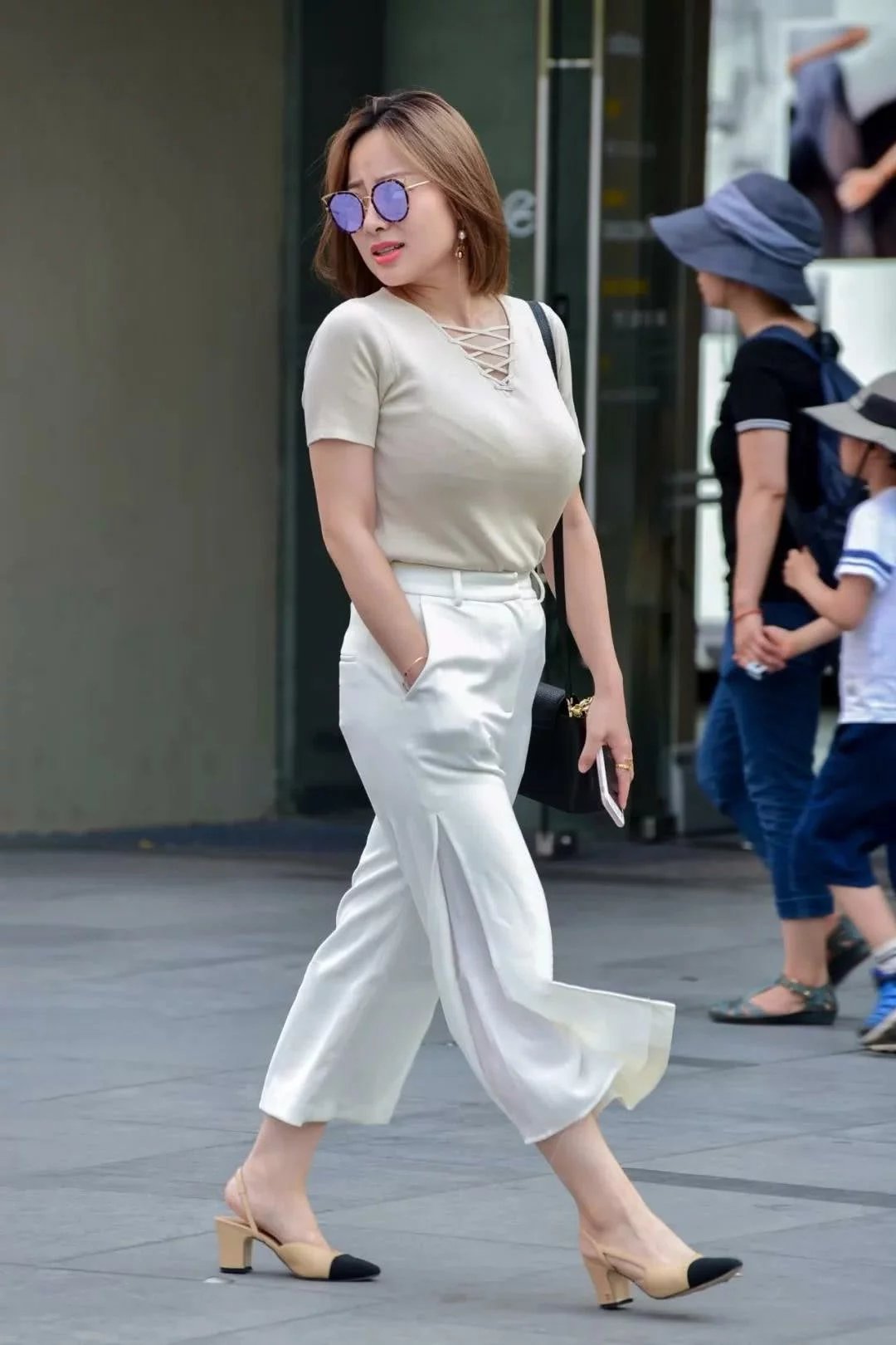 街拍：小姐姐披肩发型给她带来了几分可爱的气息，性感的红唇很是