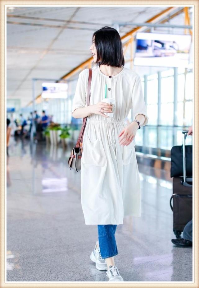 刘雯堪称最保守超模！小白裙里套裤子走机场，江疏影都比她放得开