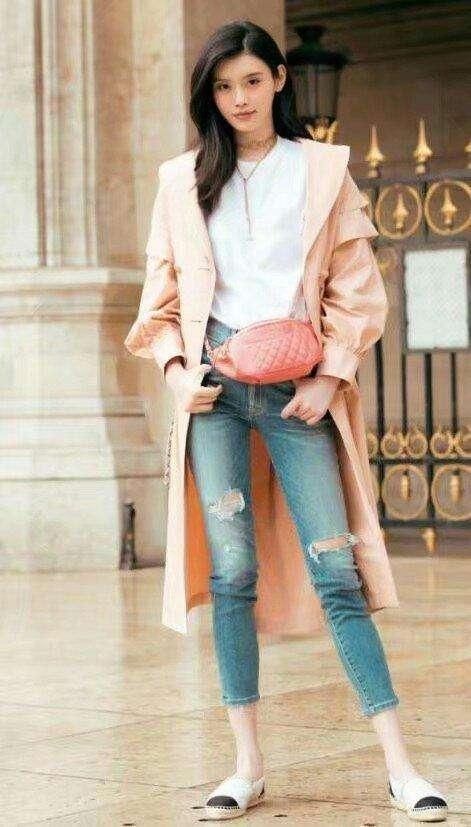 奚梦瑶一摔成名，如今竟敢机场秀内衣，网友：脑子摔坏了吧！