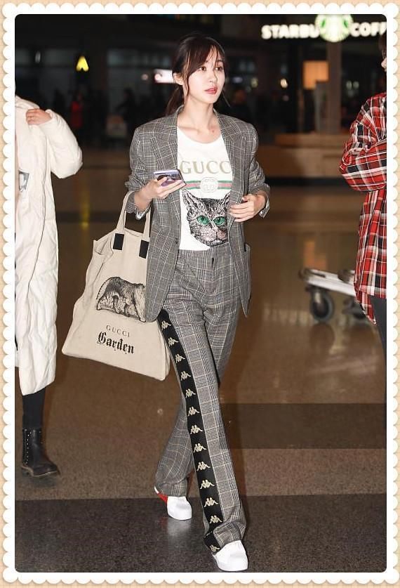 看了杨颖的西装，再看李菲儿，网友直呼：真不敢恭维黄晓明的品味