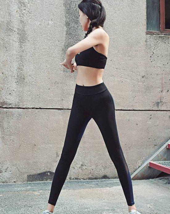 修身有型的打底裤美女，网友：放大后，那是真的美！