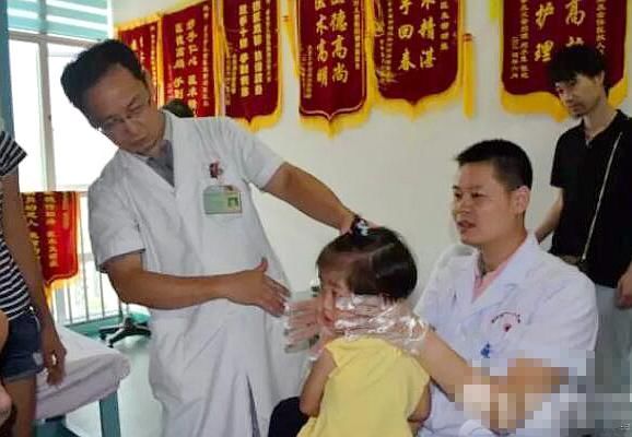 幼儿遭拧脖子视频被澄清与人贩子无关 治疗手段是否得当再引质疑