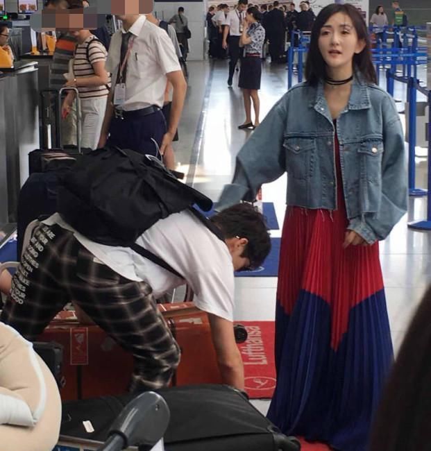 谢娜只是绑了一根发带，少女感都凹出来了，穿格子裙很显年轻!