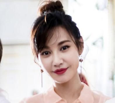 吓人:40岁“江玉燕”杨雪晒自拍,嘴巴吓人脸部僵硬,和baby是亲姐妹?