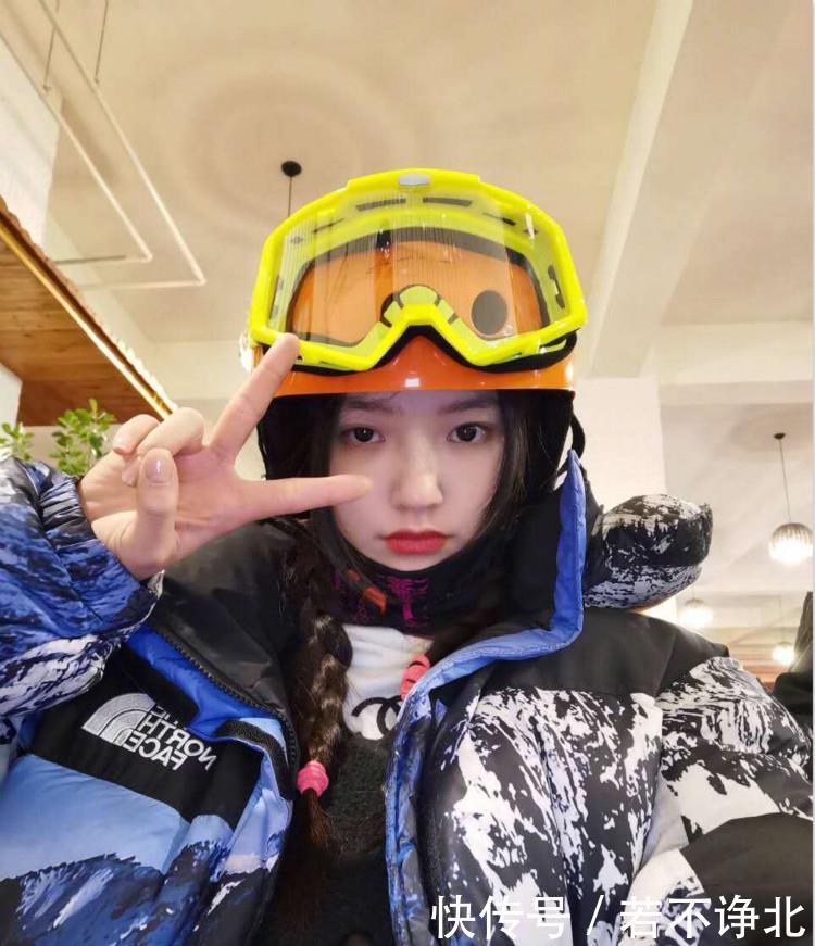 「身穿」林允身穿滑雪服出动,彩色皮筋满是童年味道,做个吃货也不错