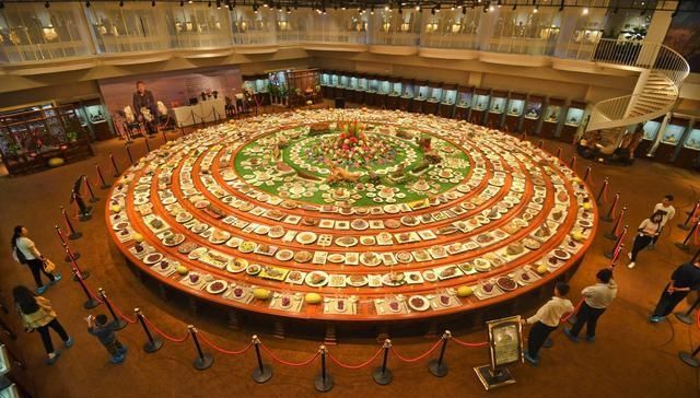  实拍：实拍1088道菜的“天下第一宴”，宴席占地222平米，估价6.