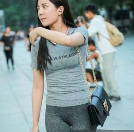 街头的打底裤美女,风采动人,美丽依旧!