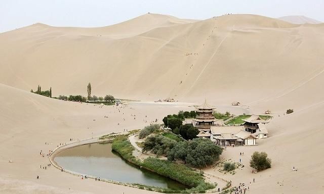 中国沙漠第一泉，现今已靠人工灌水18年，游客：不明白