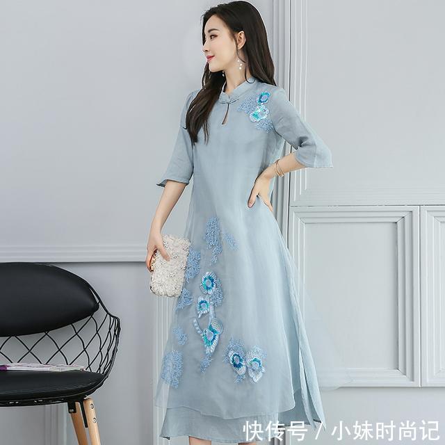 复古印花:茶女穿这么古韵幽幽的旗袍,会更显安静优雅哦