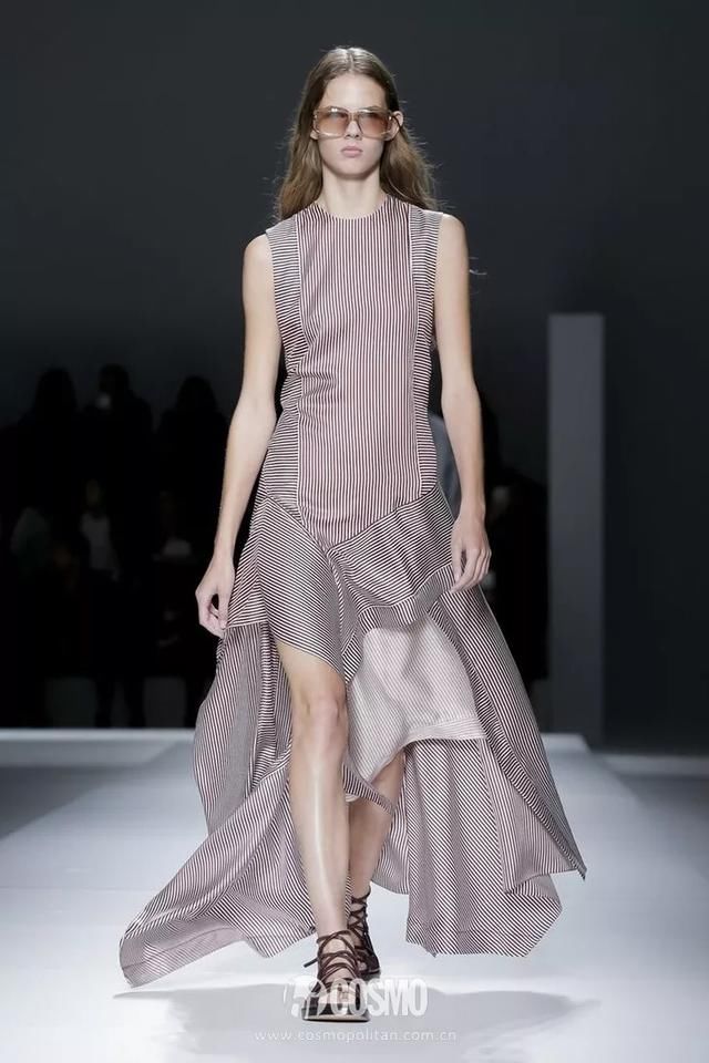 T型台｜艾玛罗伯茨这一身真好看，不过这是去看秀还是去上班？