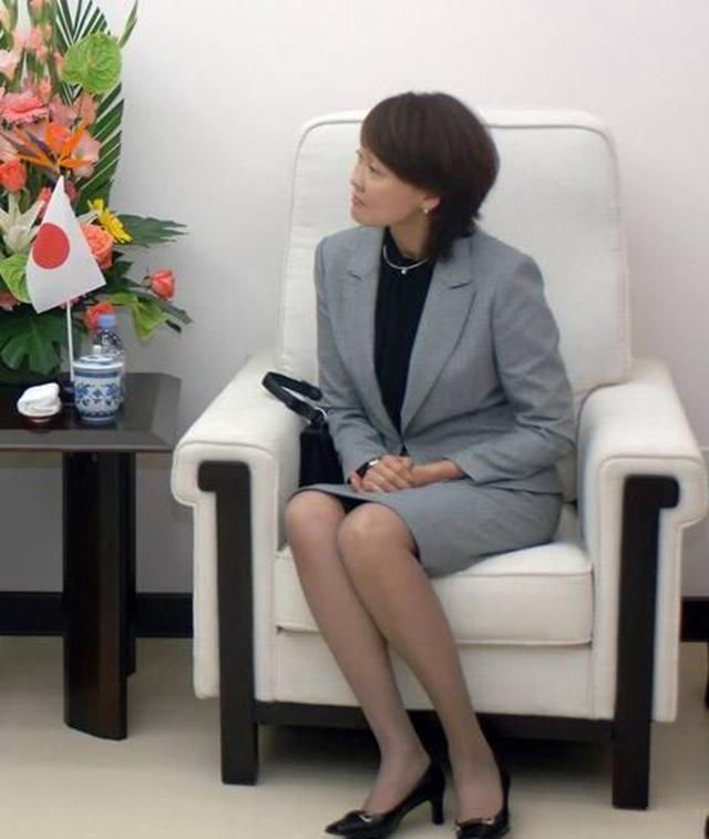 各国第一夫人穿高跟鞋，气质优雅尽显女性美，网友：英拉最迷人！