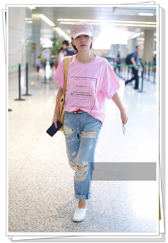 马伊琍够狠！42岁穿粉色T恤衫不输21岁张雪迎，网友：嫩炸了！