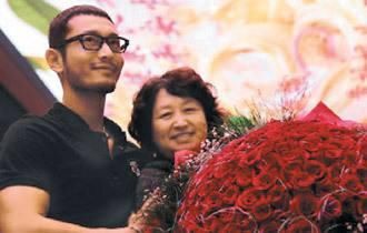 黄晓明声称自己无辜 一切全交母亲代理 给妈妈道歉对不起