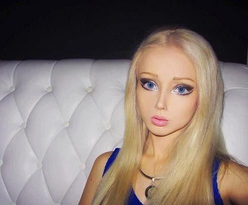 日本女孩每天花3小时将自己打扮成“芭比”，只因患上了一种顽疾