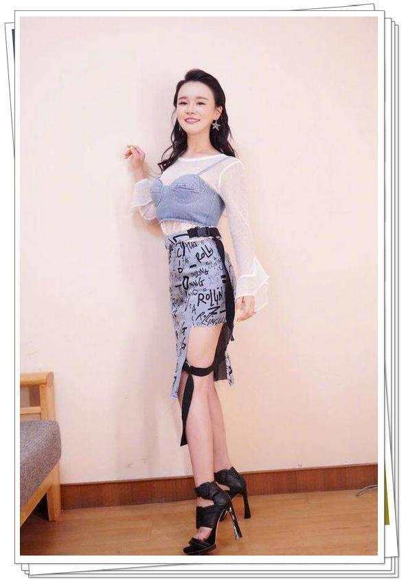 看到冉莹颖脚上的“无跟鞋”, 真的很难受, 网友: 穿上还能走路吗