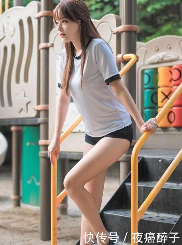  『连衣』街拍亭亭玉立的小姐姐，一袭白色印花连衣群很是可爱
