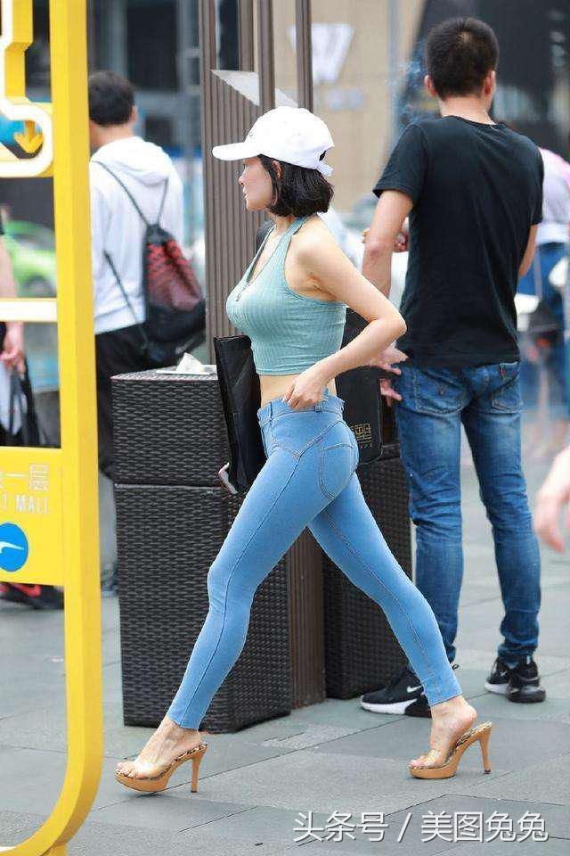 修身显时尚的紧身牛仔裤，好看又高挑，那么迷人！