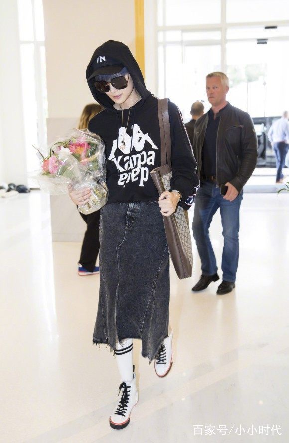 李宇春鱼嘴高跟配黑丝变身村口大妈，螺旋裙摆仿佛谁家卷筒纸掉了