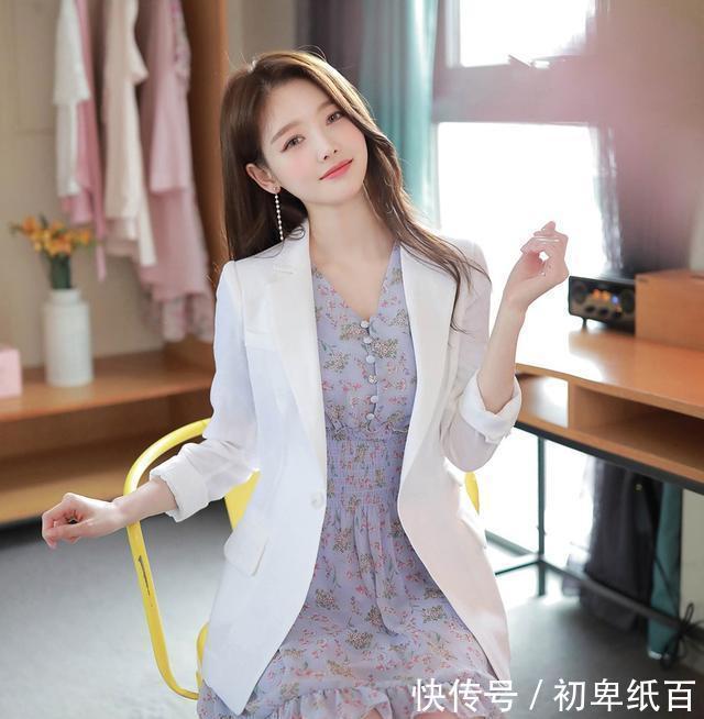 展现出|小姐姐一件碎花的连衣短裙,雪纺裙的款式轻盈又不失飘逸感