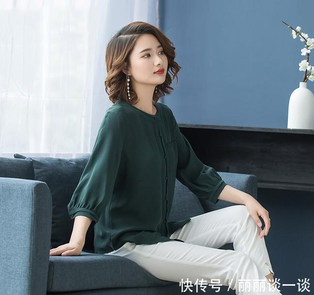  『腰线的连衣』奔五的女人，这“3种”衣服要少穿，尤其是第三种，显老又俗气！