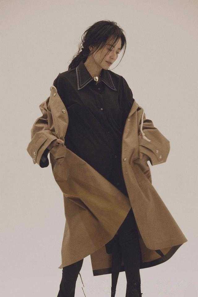 俞飞鸿一席裹身礼服, 网友: 46岁的女人真不该穿这样!