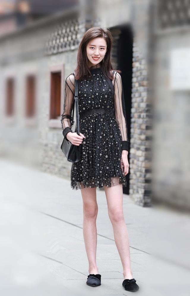 街拍：美女高贵俏丽五官精致，令人心醉啊！